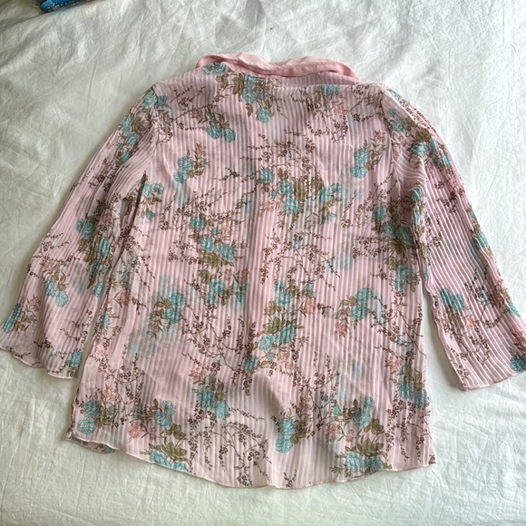 Pink Lipslide Floral Button up Top - Picture 8 of 9